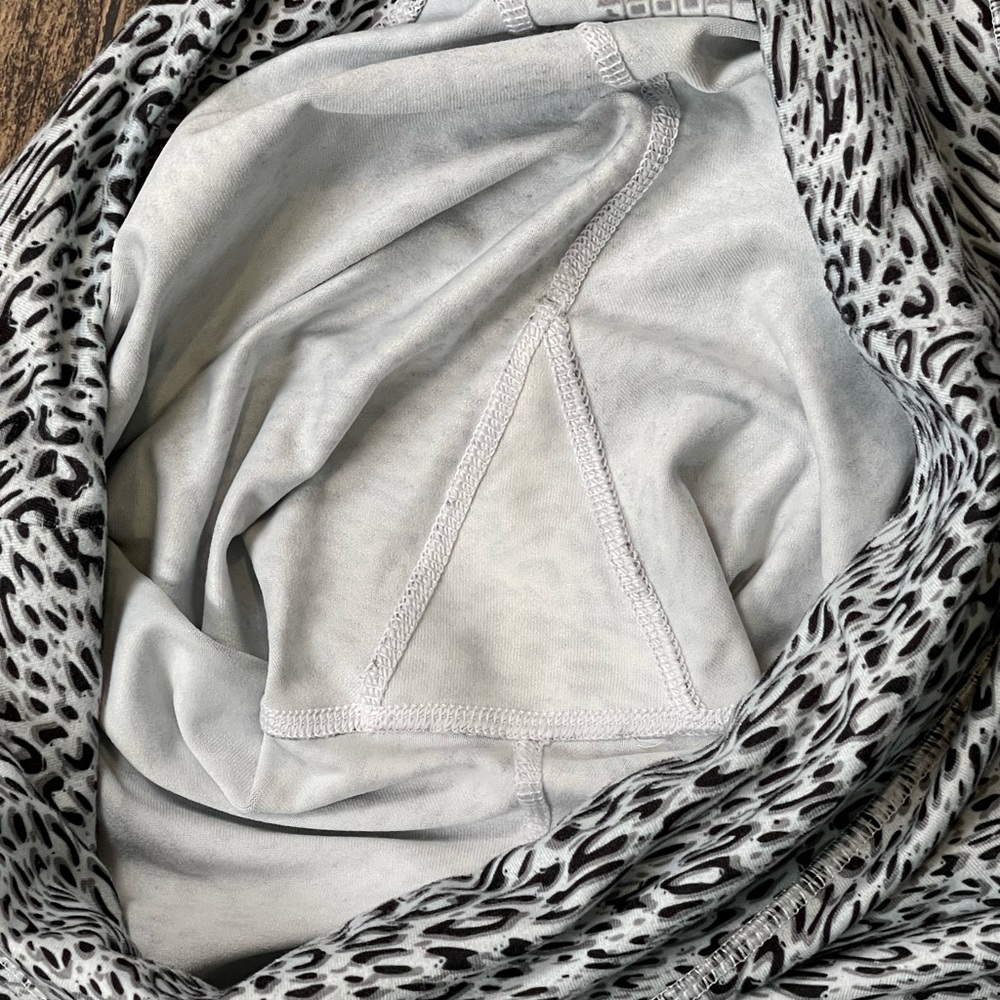 REEBOK White Snow Leopard Print Capri Leggings M - Picture 5 of 9